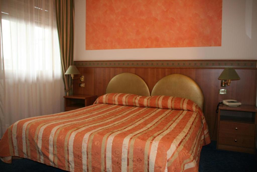Hotel Kristall Сан-Дона-ди-Пьяве Экстерьер фото