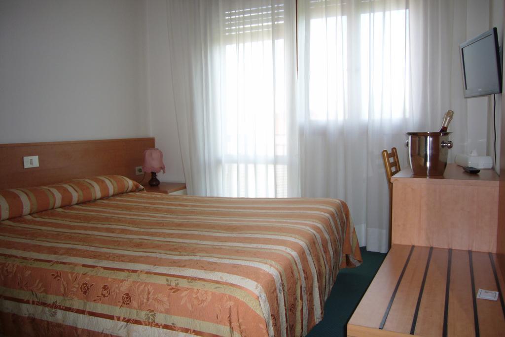 Hotel Kristall Сан-Дона-ди-Пьяве Экстерьер фото